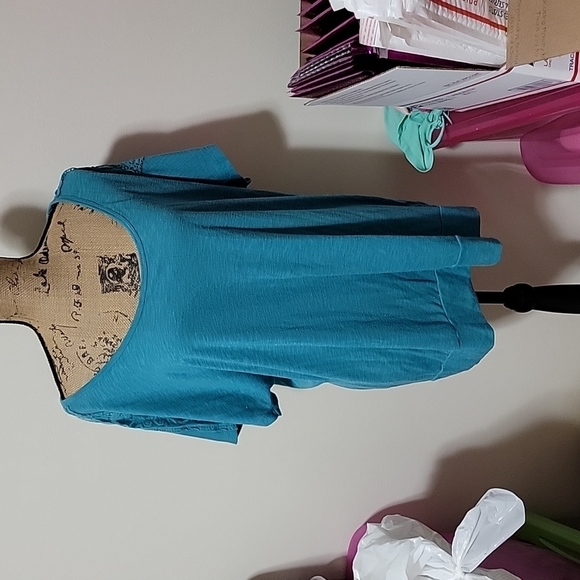 Maurices Tops - Maurices size 2 blue tshirt with lace sleeves.
